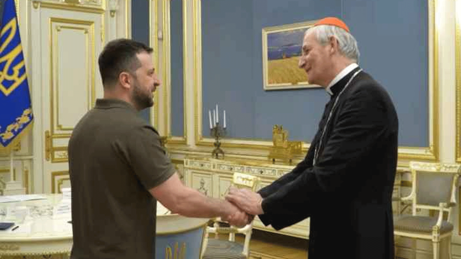 الرئيس الأوكراني فولوديمير زيلينسكي مصافحًا مبعوث الفاتيكان