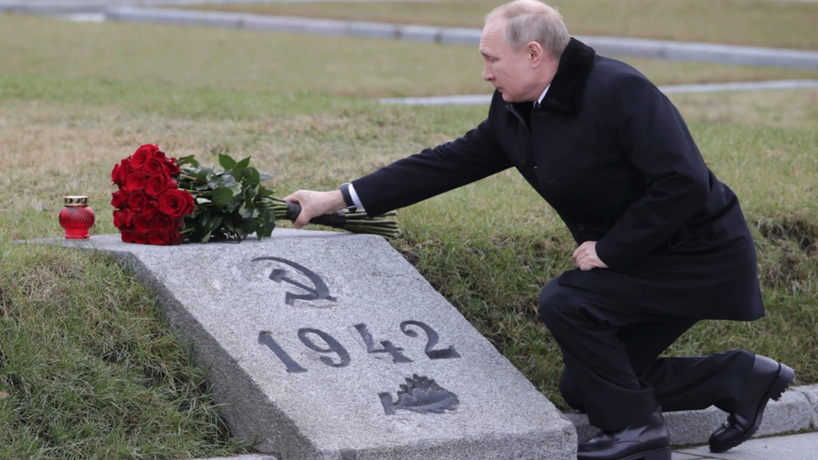 الرئيس الروسي فلاديمير بوتين يضع الورود في الذكرى الخامسة والسبعين لحصار لينينغراد بالقرب من سانت بطرسبرغ