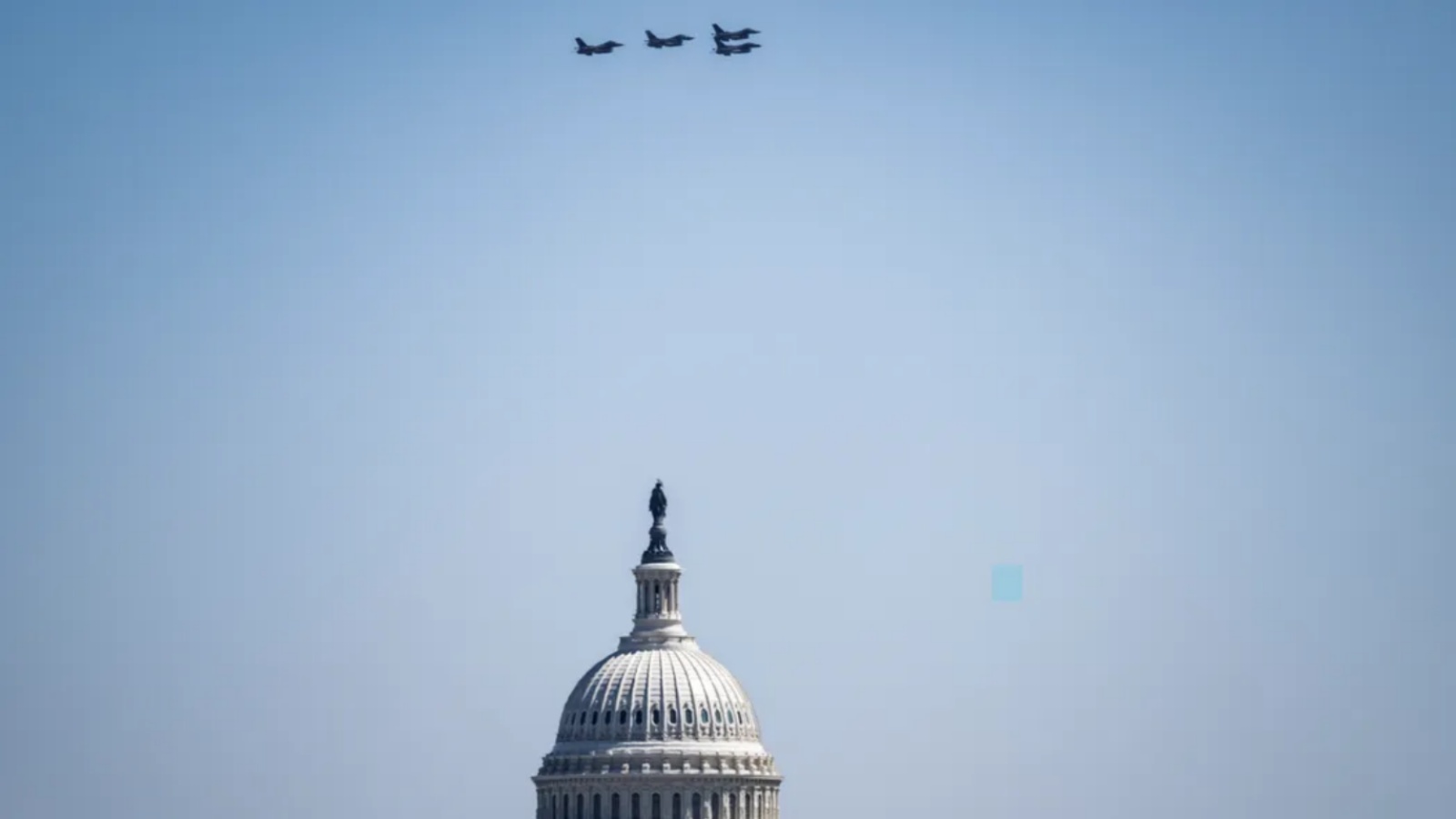مقاتلات أميركية من طراز إف 16 تحلق فوق الكابيتول