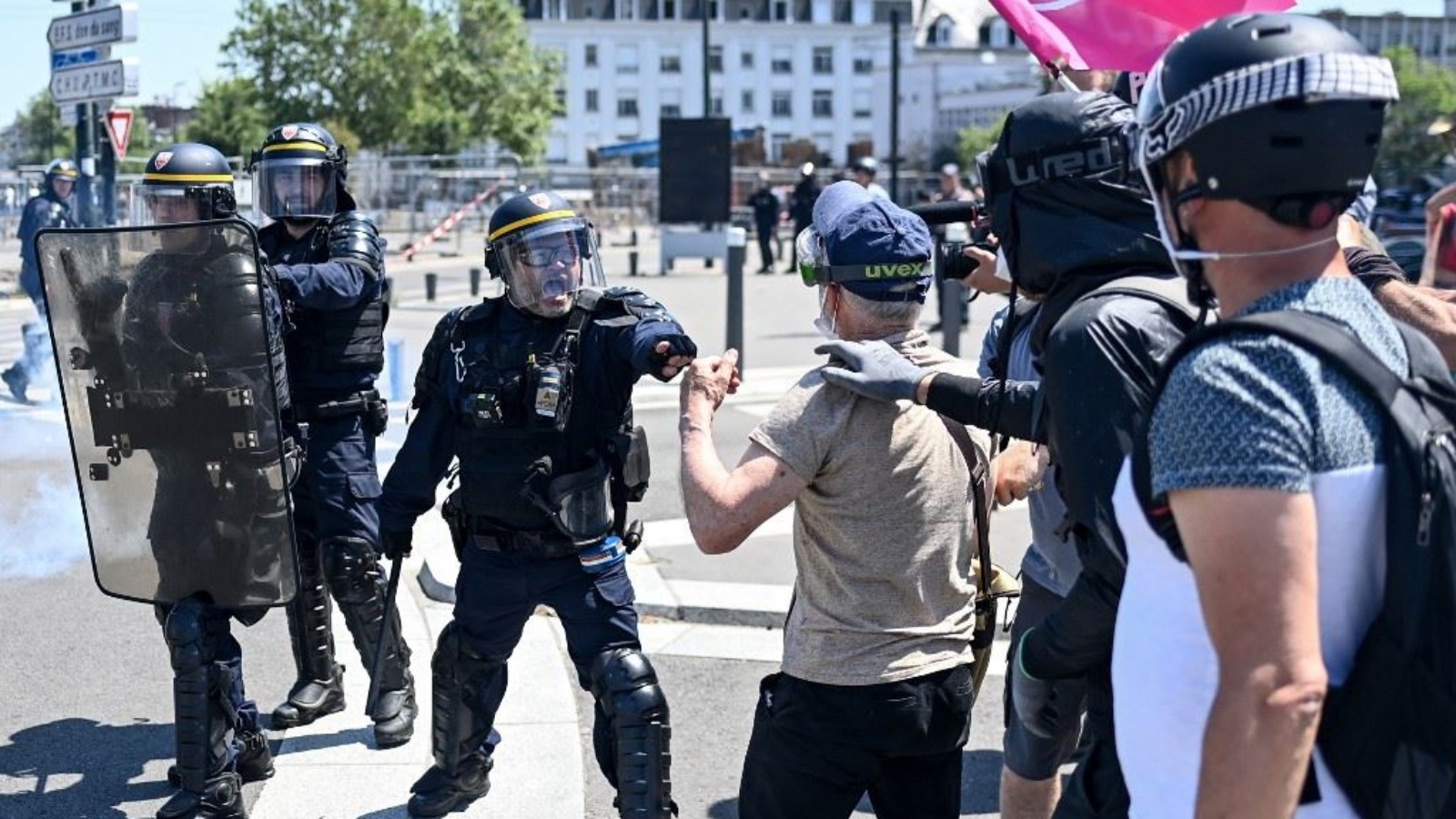 عناصر من شرطة مكافحة الشغب يواجهون متظاهرين في نانت غرب فرنسا خلال احتجاج على اصلاح نظام التقاعد 6 يونيو 2023