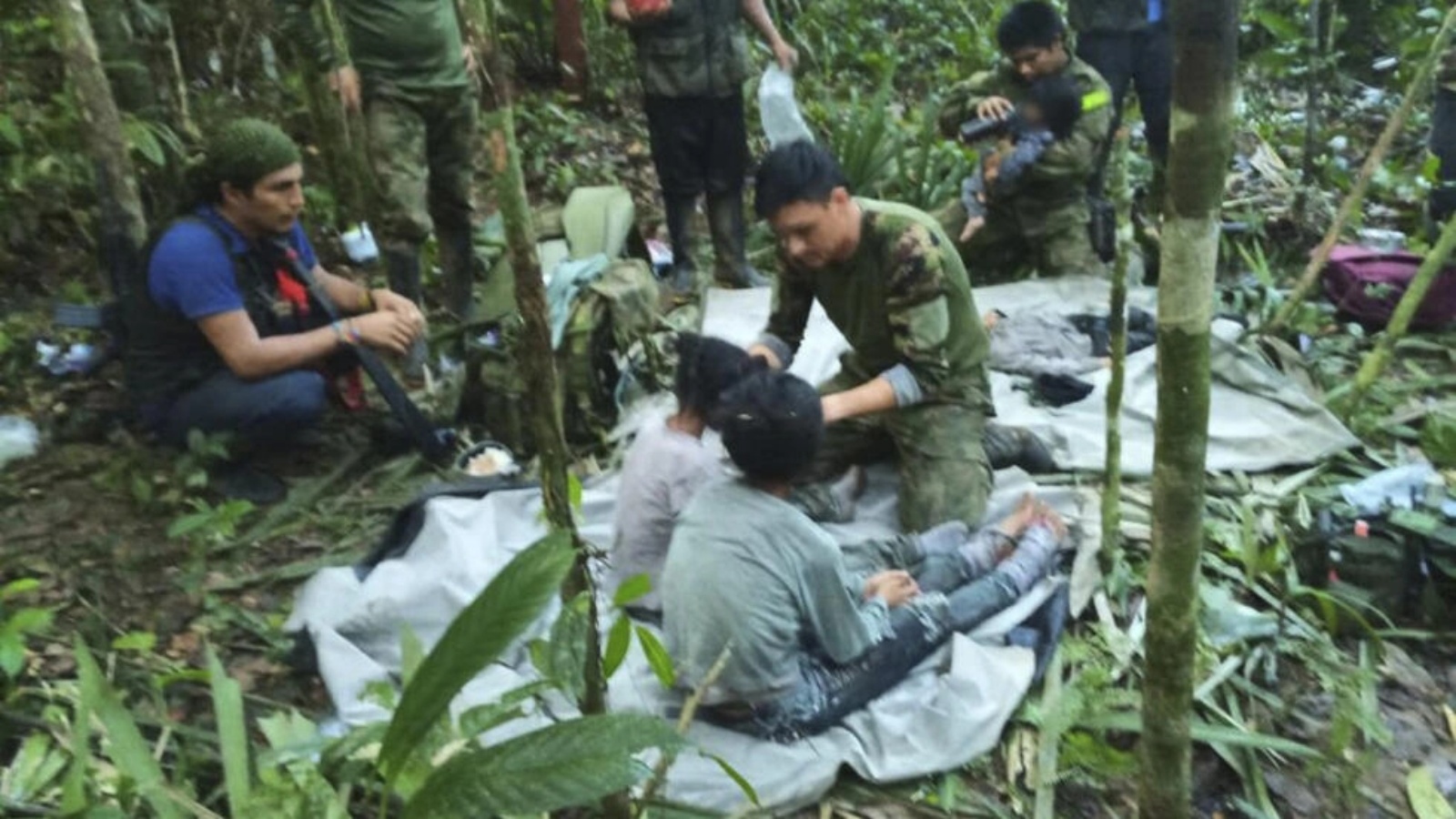جنود كولومبيون يعتنون بأربعة أطفال من السكان الأصليين تم العثور عليهم أحياء بعد أن قضوا أكثر من شهر في غابة الأمازون بعد تحطم طائرة صغيرة