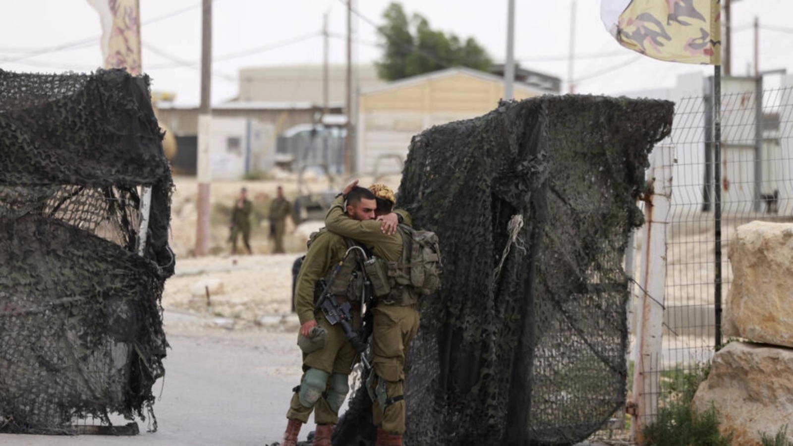 جنود إسرائيليون يواسون بعضهم البعض قرب قاعدة حاريف العسكرية الإسرائيلية على الحدود مع مصر حيث يشتبه بإقدام عنصر أمن مصري على قتل ثلاثة جنود إسرائيليين في حادثة خطيرة ونادرة وقعت في الثالث من يونيو 2023