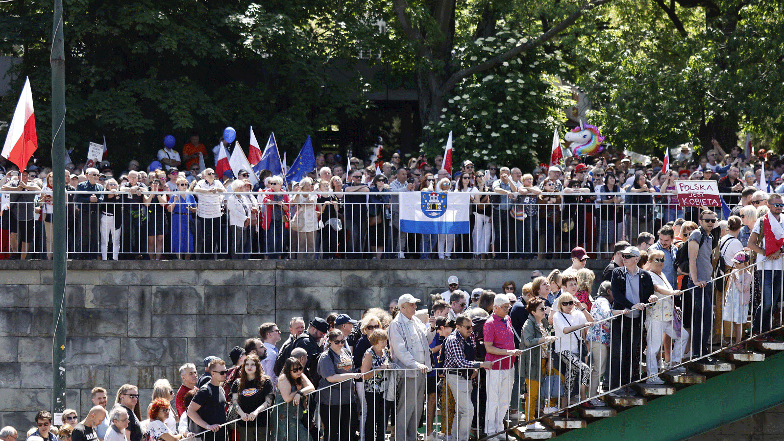 الناس يحضرون مظاهرة مناهضة للحكومة نظمتها المعارضة في وارسو في 4 حزيران\ يونيو 2023