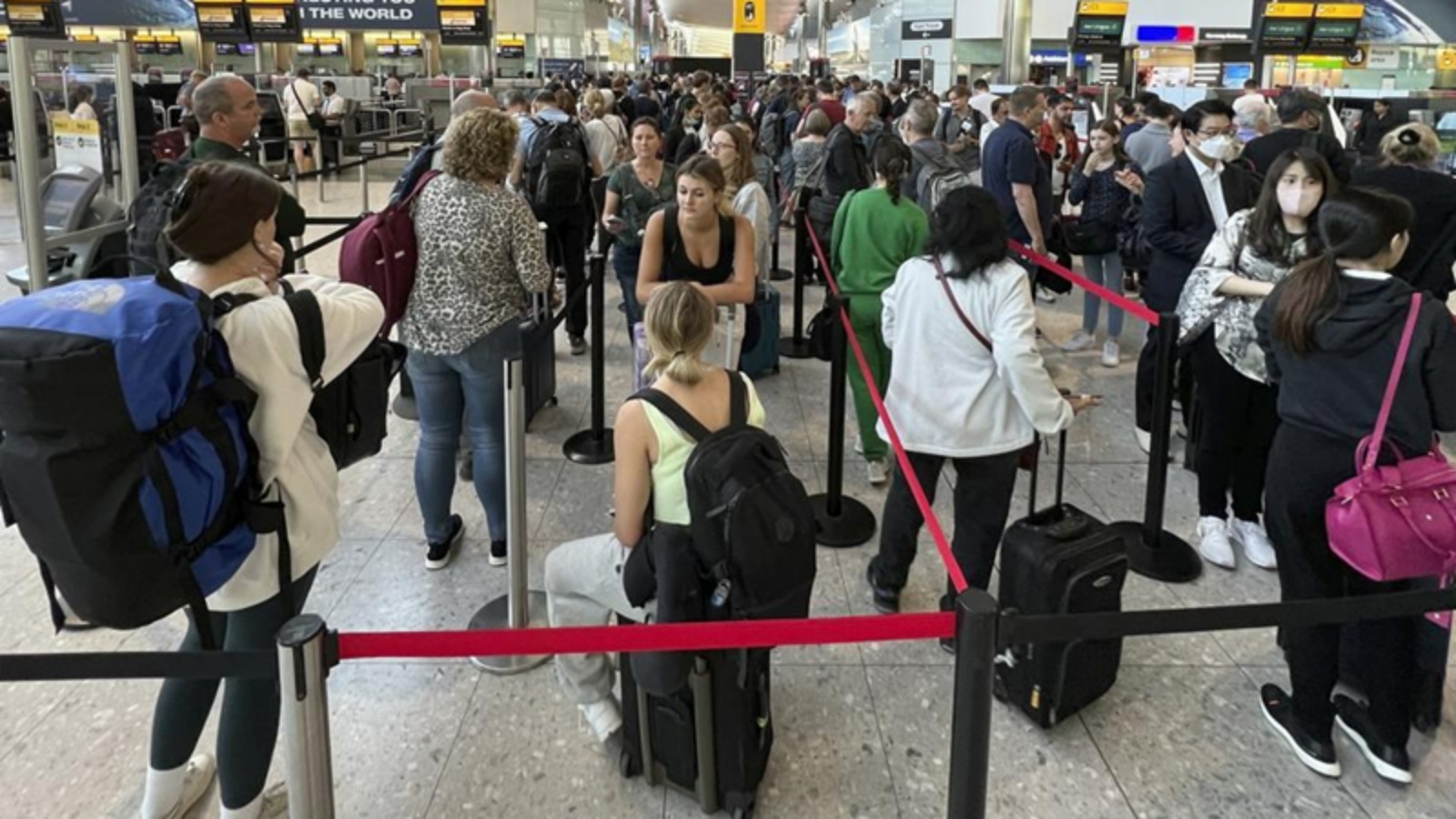 مسافرون في مطار هيثرو في لندن بتاريخ 22 يونيو 2022