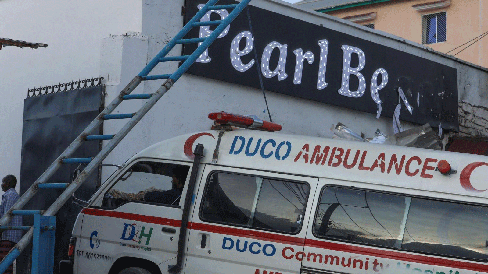 سيارة إسعاف تدخل منتجع بيرل بيتش في مقديشو بعد الهجوم