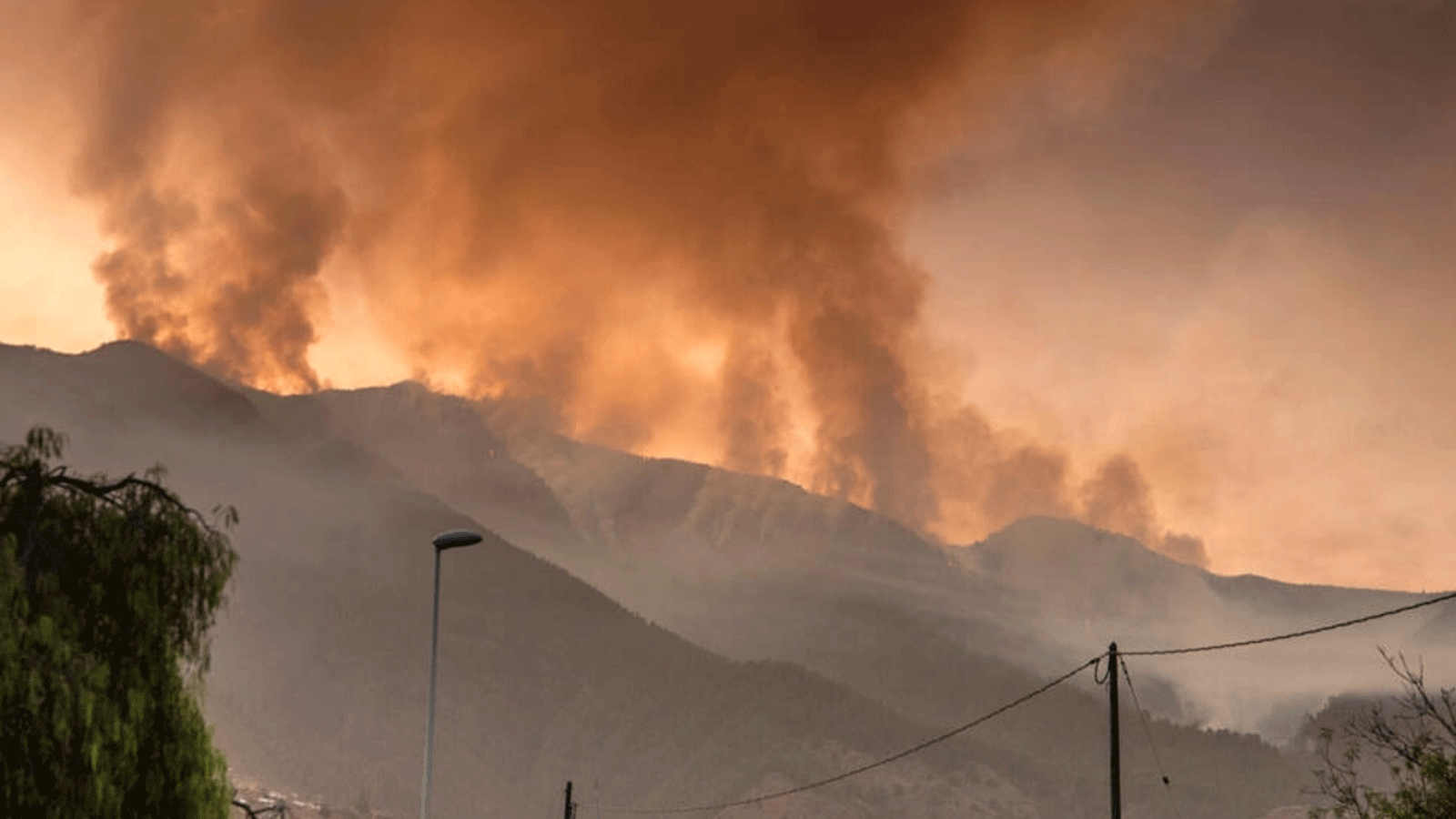 الحريق حتى الآن أكثر من 3200 هكتار (7900 فدان) من الأرض