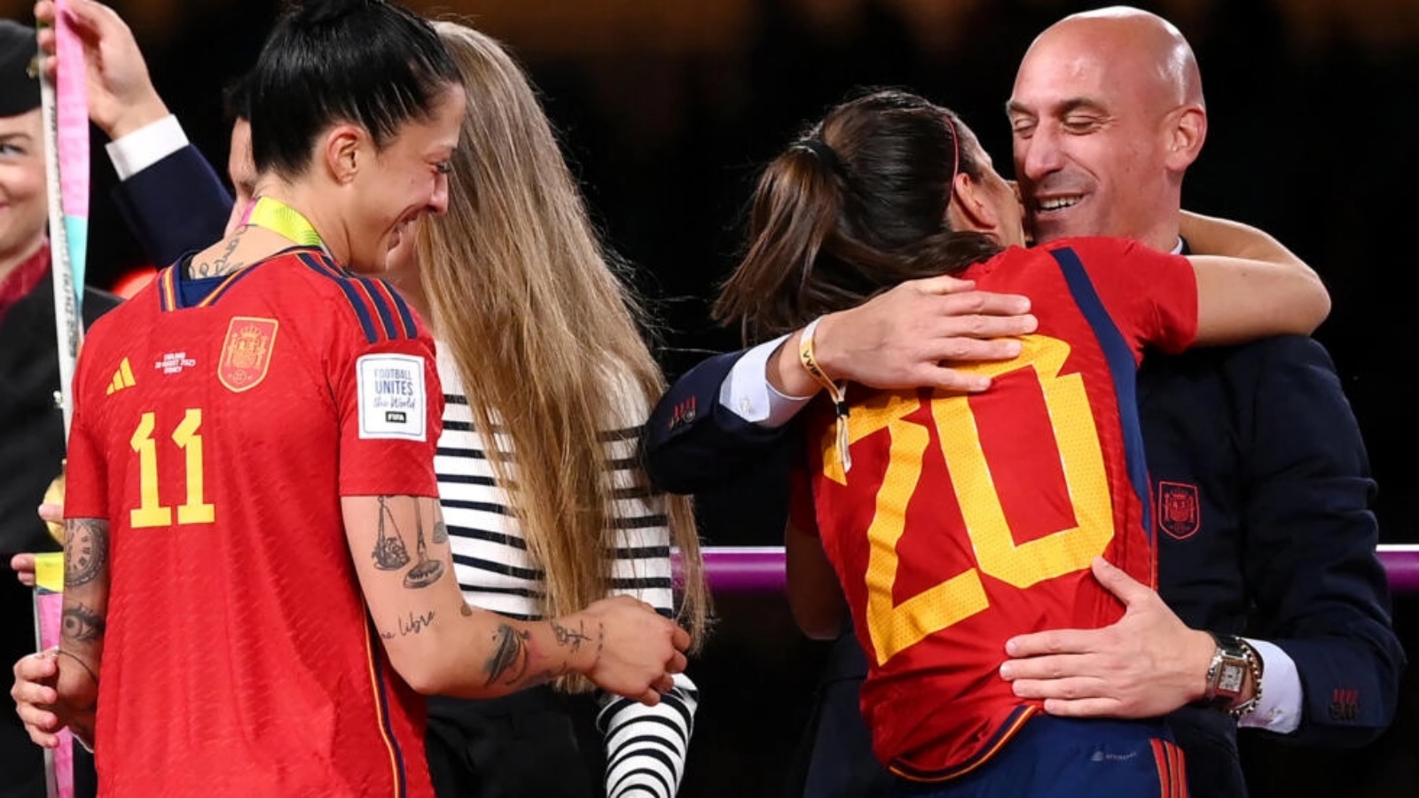 الإسبانية جينيفر هيرموسو (يمين) تحتفل مع زميلتها أليكسيا بوتياس باحراز كأس العالم للسديات