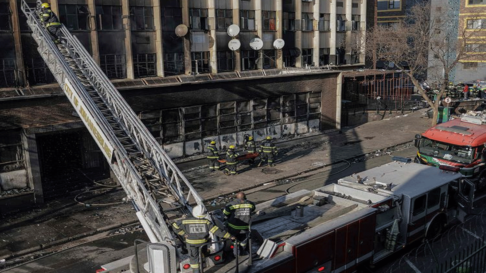 رجال الإطفاء يعملون في موقع الحريق في جوهانسبرغ