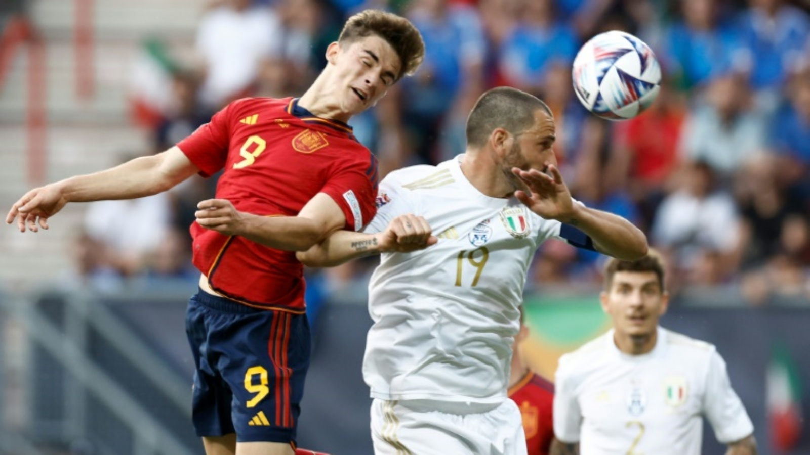 المدافع الإيطالي ليوناردو بونوتشي في صراع على الكرة مع الإسباني غافي خلال نصف نهائي دوري الأمم الأوروبية على ملعب دي خرولش فيستي في إنشيده في 15 يونيو 2023