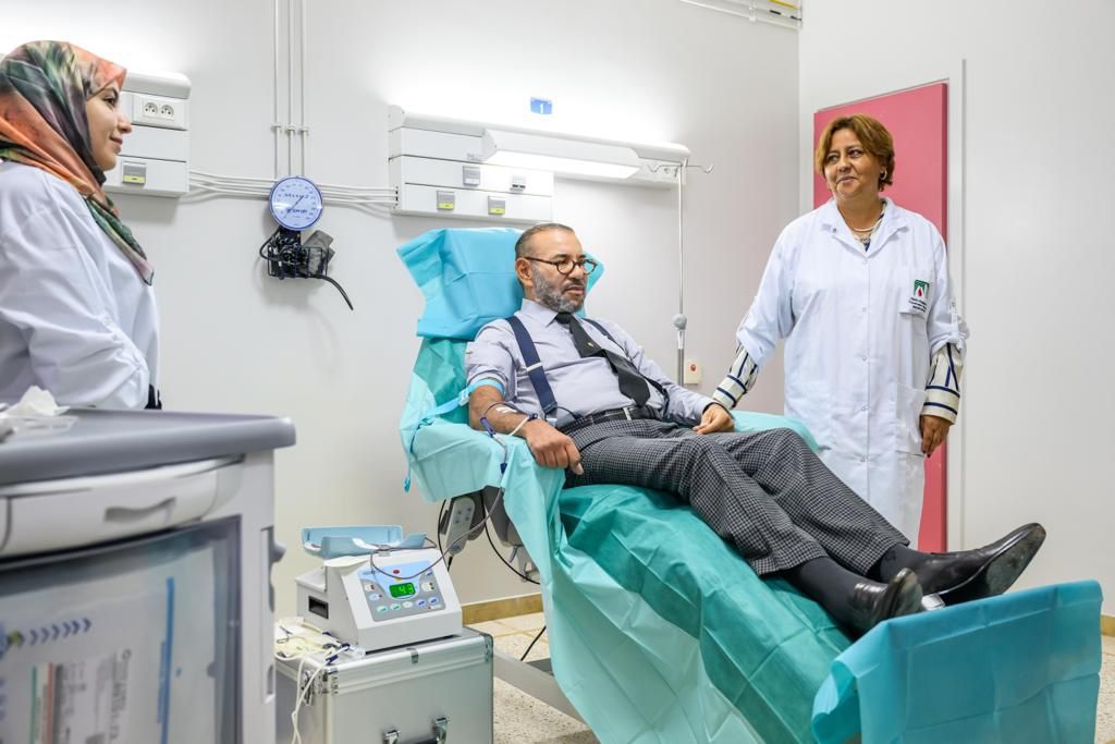 الملك محمد السادس يتبرع بالدم في مراكش 