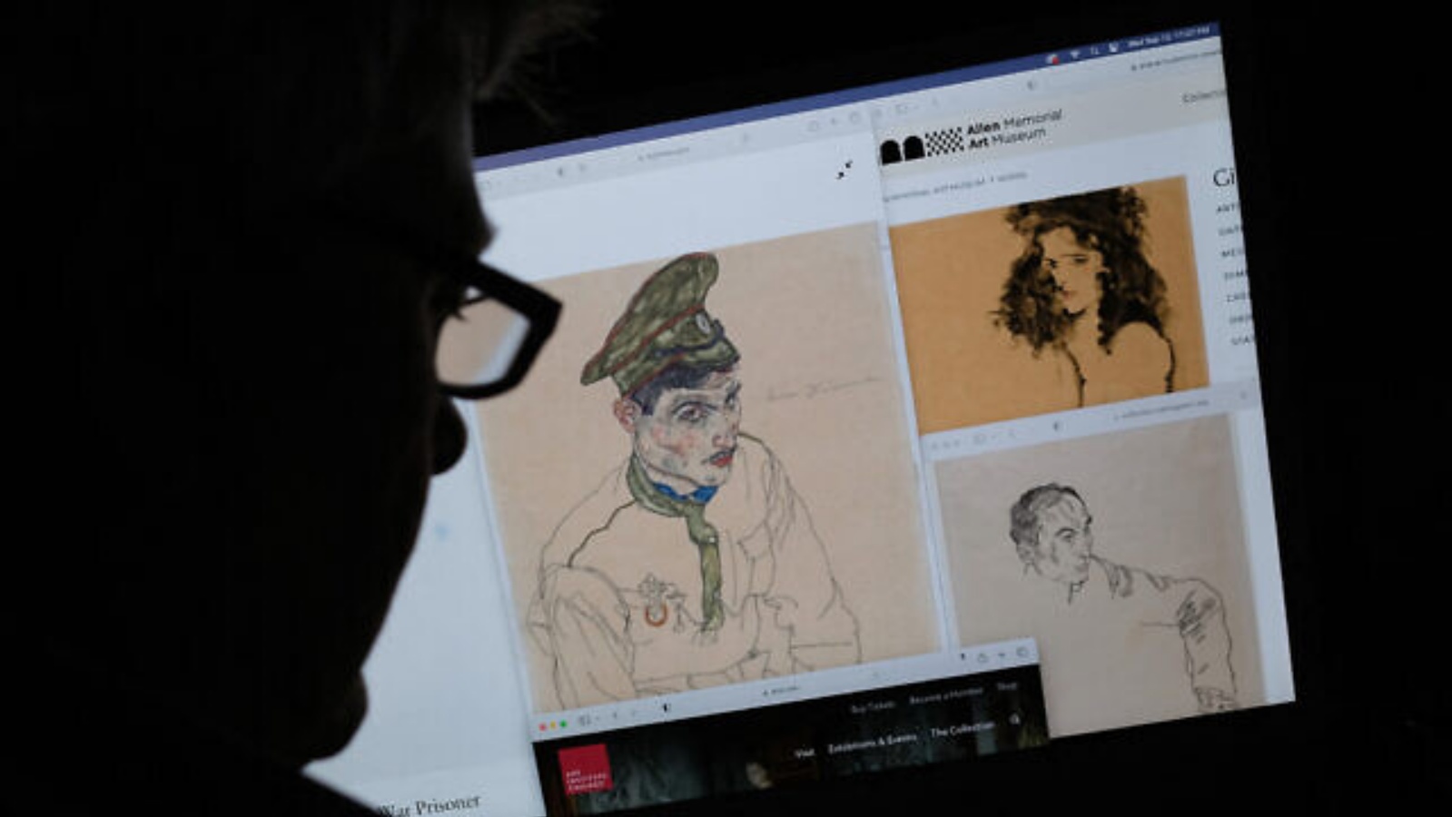 صورة توضيحية تم التقاطها في لوس أنجلوس، كاليفورنيا، في 13 سبتمبر 2023، تظهر شخصًا ينظر على شاشة كمبيوتر إلى عمل فني للفنان التعبيري النمساوي إيغون شيلي بعنوان 
