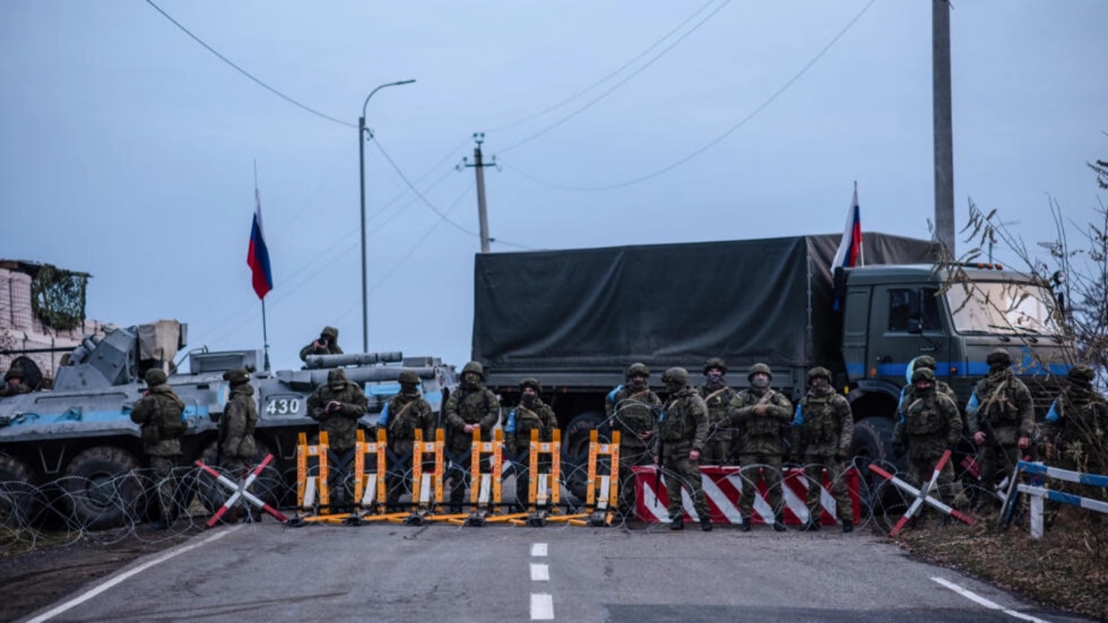 عناصر لقوات حفظ السلام الروسية يغلقون طريقًا خارج ستيباناكرت عاصمة إقليم ناغورني قره باغ الانفصالي في أذربيجان في 24 ديسمبر 2022