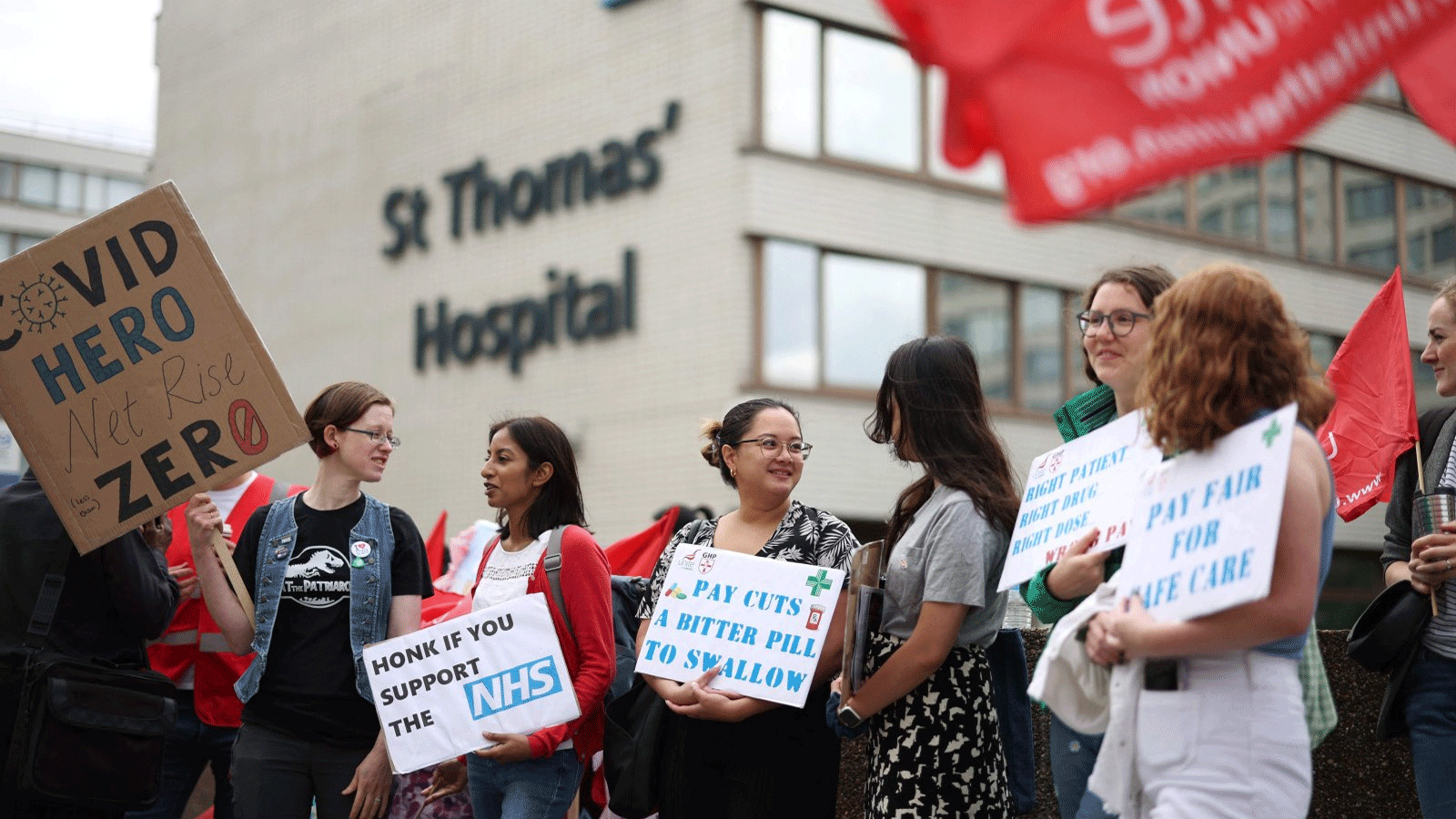 الأطباء المبتدئون يحملون لافتات في خط اعتصام خارج مستشفى سانت توماس في لندن، المملكة المتحدة(يوليو2023)