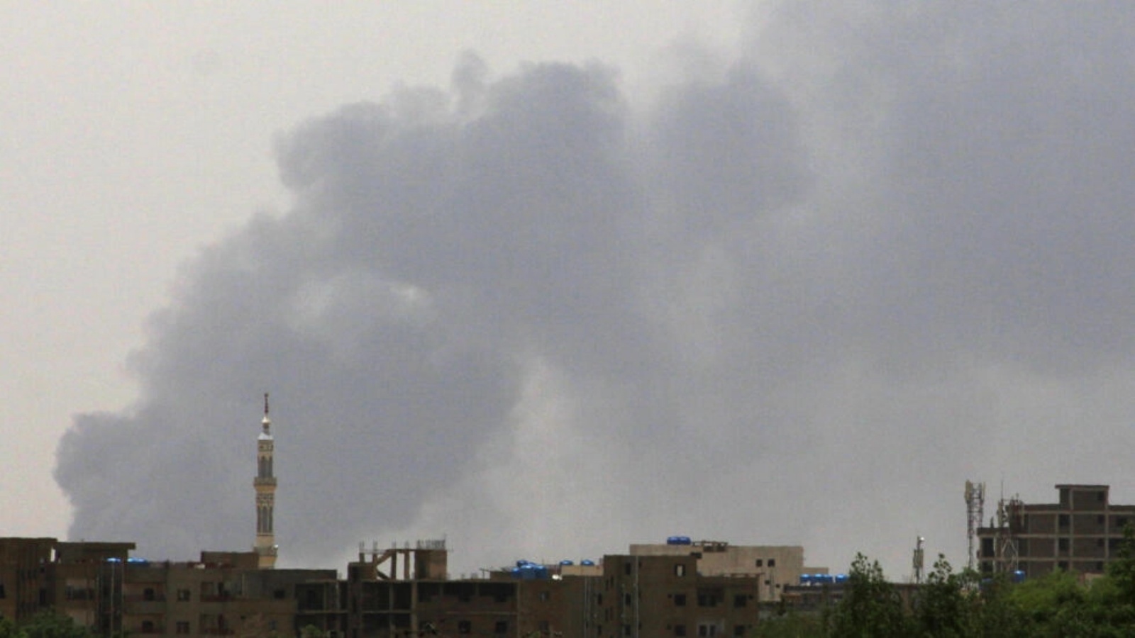 لقطة عامة لتصاعد دخان جراء المعارك في الخرطوم في الخامس من يونيو 2023