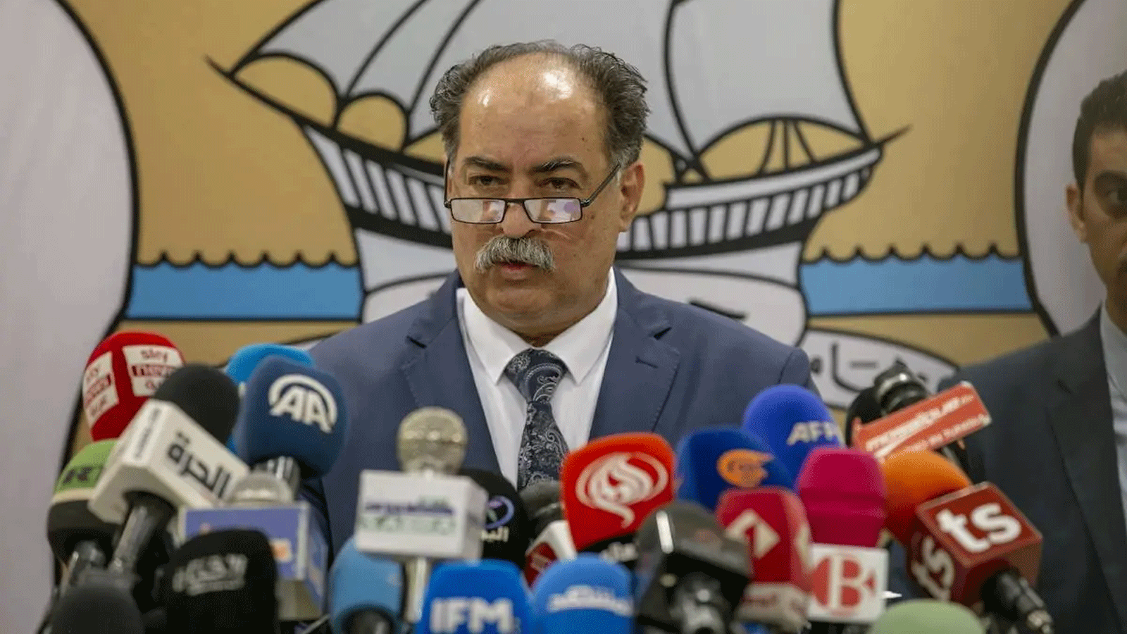 صورة أرشيفية لوزير الداخلية التونسي كمال الفقي يتحدث لوسائل الإعلام في وزارة الداخلية التونسية(الأناضول)