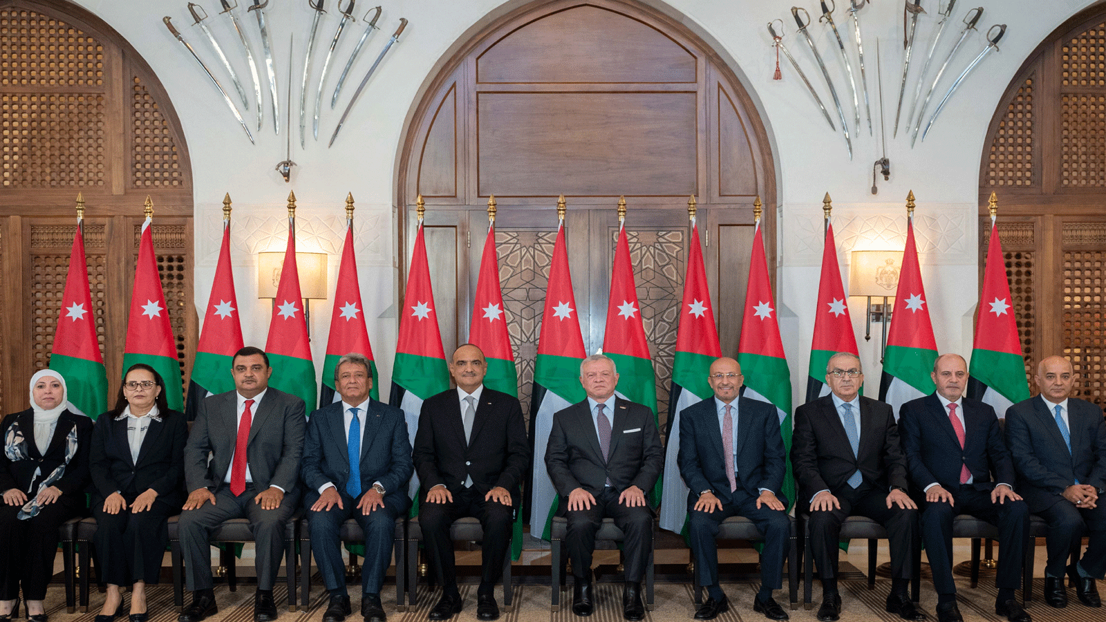 صورة نشرتها وكالة (بترا) الأردنية يظهر فيها الملك عبدالله الثاني ورئيس مجلس الوزراء بشر الخصاونة والوزراء المعينين