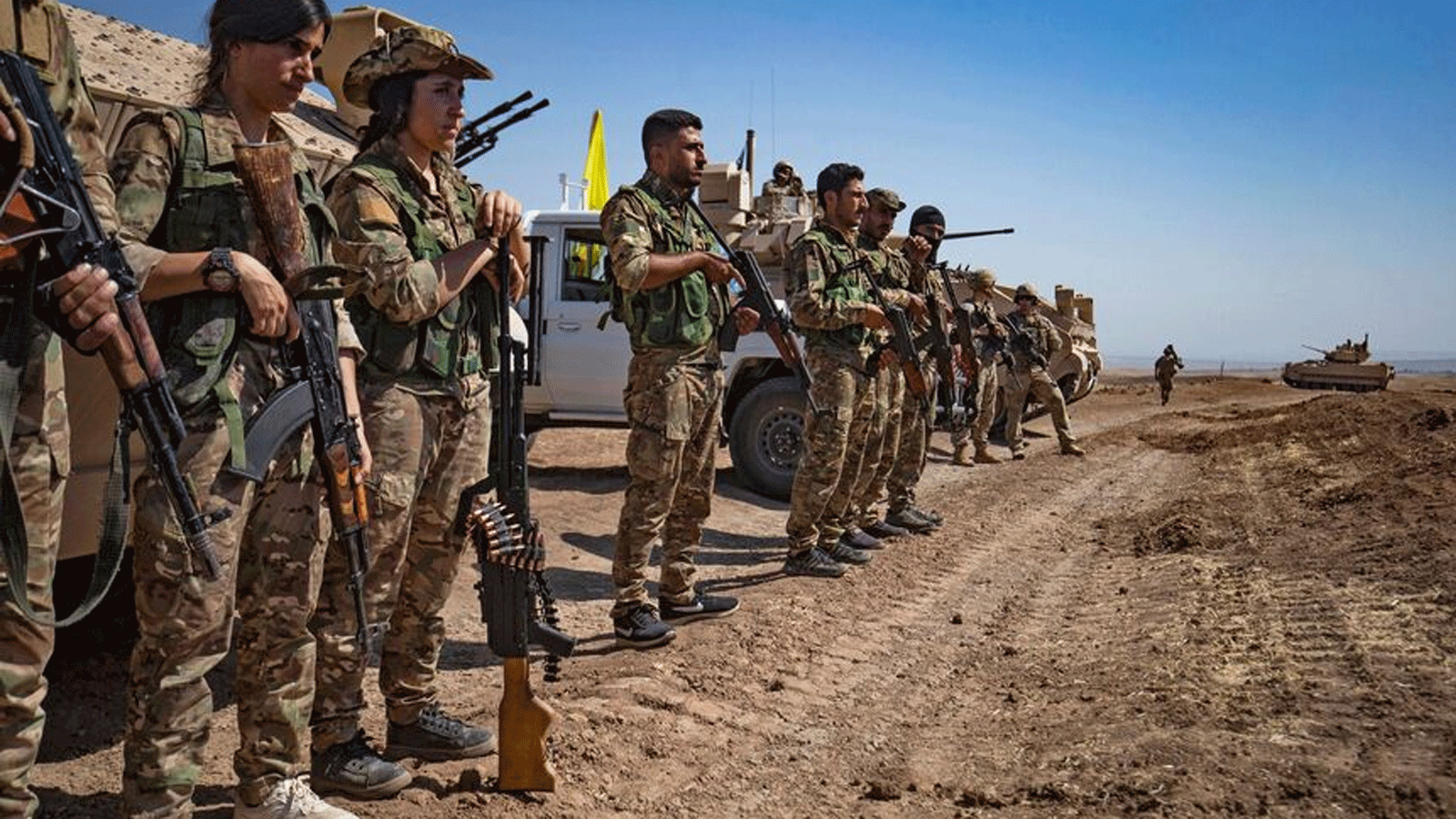 مقاتلون من قوات سوريا الديمقراطية يحضرون تمرينًا عسكريًا مشتركًا مع قوات تحالف 