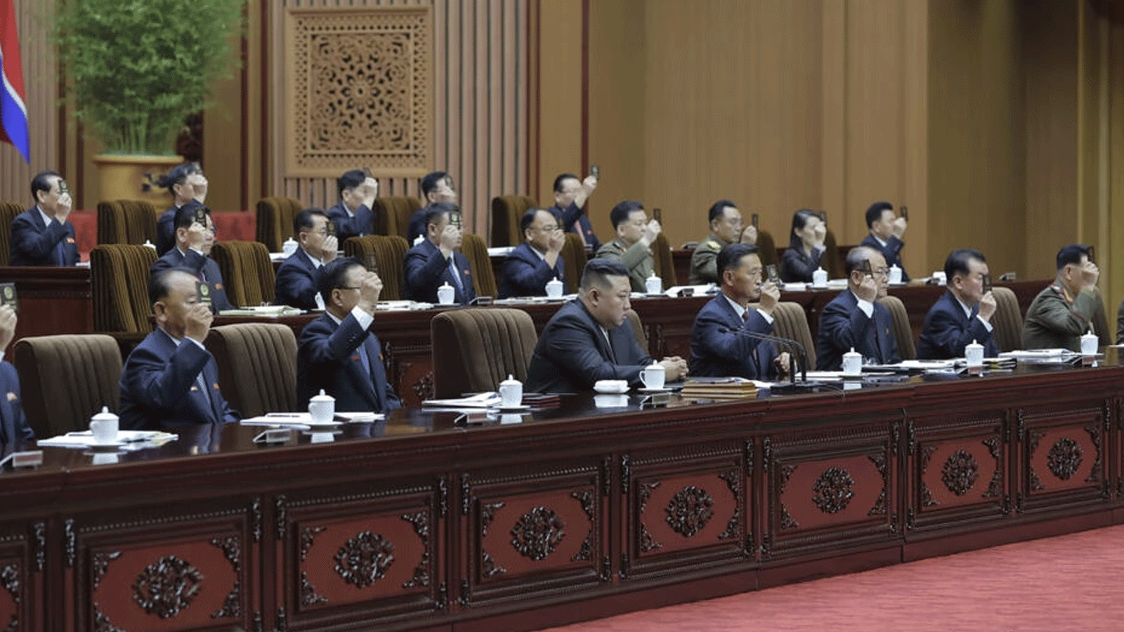  الزعيم كيم جونغ أون (وسط الصف الأول) خلال اجتماع مجلس الشعب في بيونغ يانغ