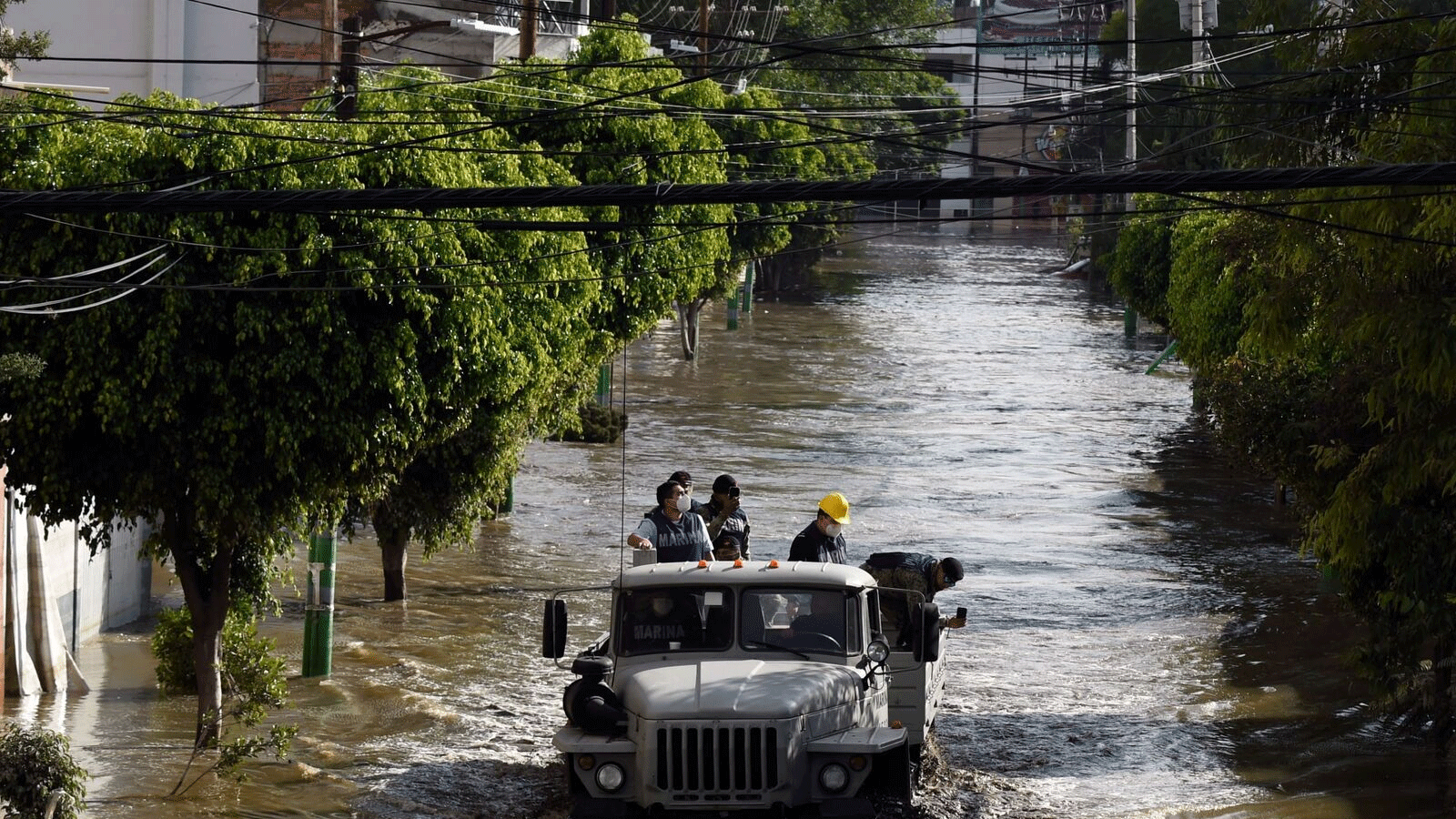 أفراد من البحرية المكسيكية يقومون بدورية على طول الشوارع التي غمرتها المياه في تولا دي الليندي، المكسيك