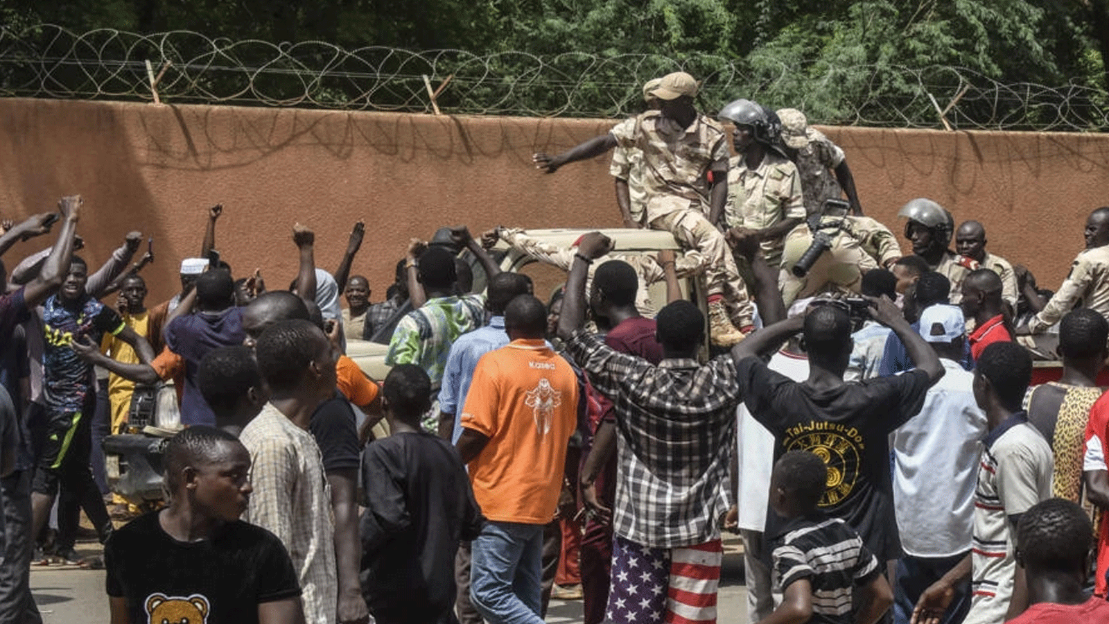 النيجيرون يعبرون عن تأييدهم للعسكريين بعد الانقلاب في النيجر