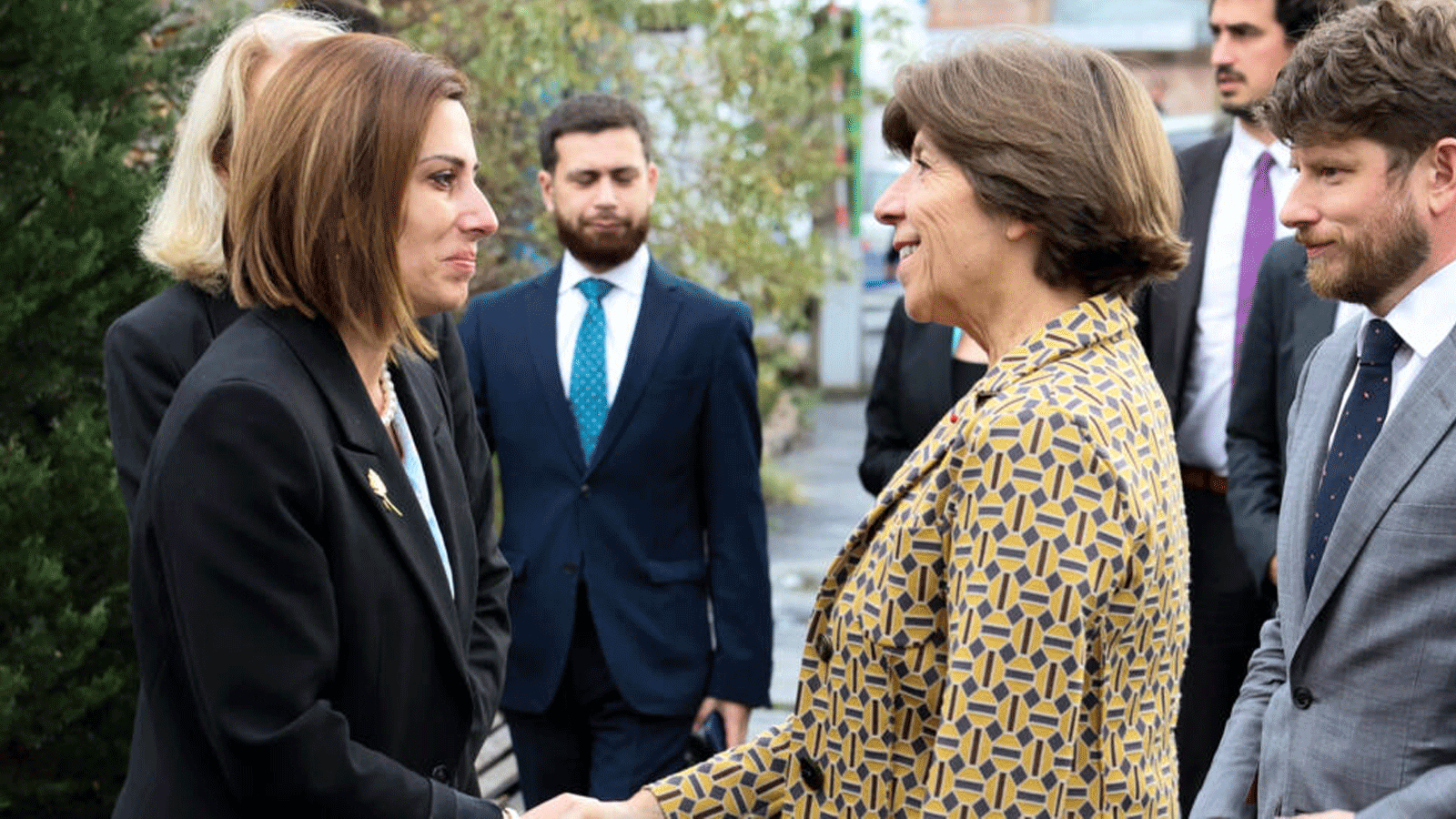 وزيرة الخارجية الفرنسية كاثرين كولونا، برفقة وزيرة الصحة الأرمينية أناهيت أفانيسيان، تزور المركز الوطني للحروق في يريفان، أرمينيا في 3 أكتوبر(تشرين الأول) 2023.