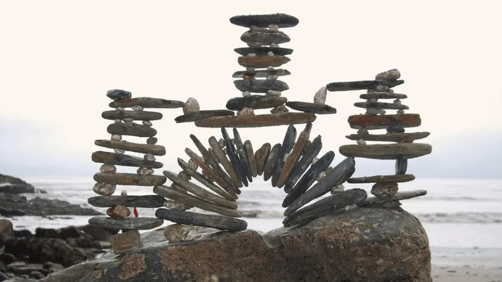 المنحوتة الصخرية التي أنشاها البريطاني هاري مادوكس على شاطئ كورنوال
