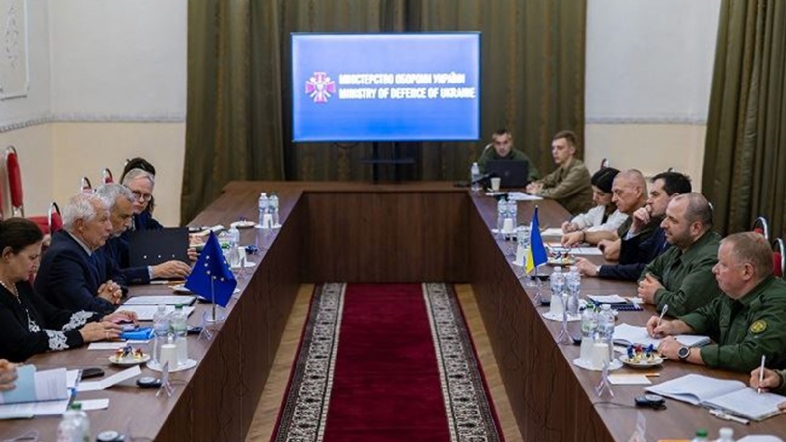 وزير الدفاع الأوكراني رستم أوميروف يحضر اجتماعًا مع الممثل الأعلى للاتحاد الأوروبي للشؤون الخارجية والسياسة الأمنية جوزيب بوريل في كييف