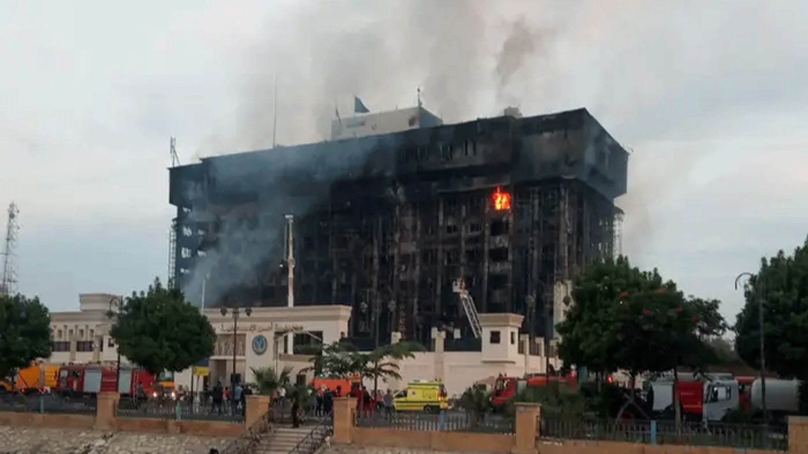 لقطة للحريق الهائل الذي اندلع الاثنين في مقر مديرية الأمن في مدينة الإسماعيلية المصرية