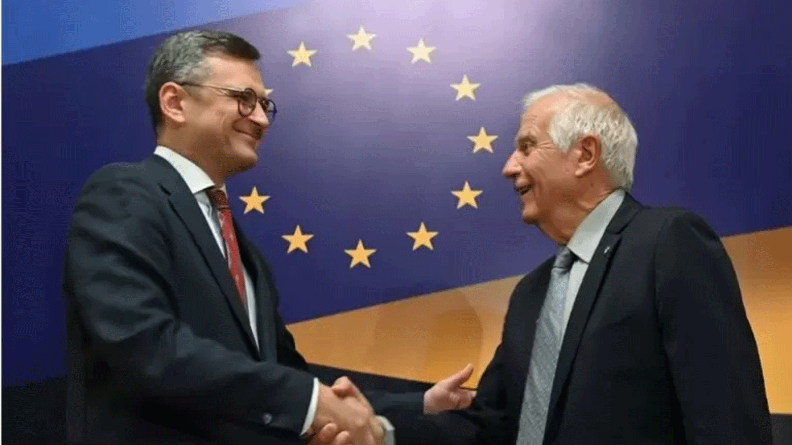 مسؤول السياسة الخارجية في الاتحاد الأوروبي جوزيب بوريل (يمين) من بين أولئك الذين طمأنوا كييف على أن الدعم الأوروبي لها لم يضعف