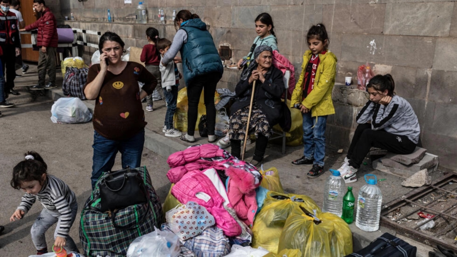 لاجئون أرمن فروا من ناغورني قره باغ ينتظرون في بلدة غوري في 30 أيلول/سبتمبر 2023 قبل إجلائهم إلى مدن أرمينية أخرى