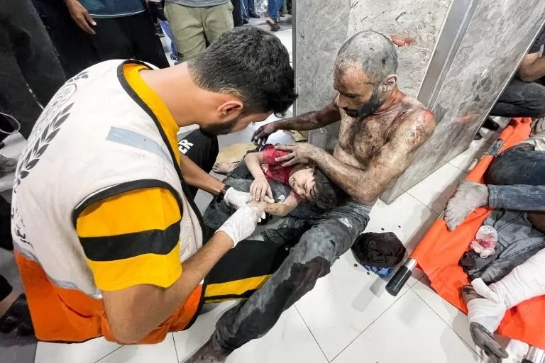 REUTERS | المعدات الطبية قليلة في غزة والأطباء يصارعون من أجل إنقاذ حياة المصابين في الغارات الإسرائيلية المتواصلة