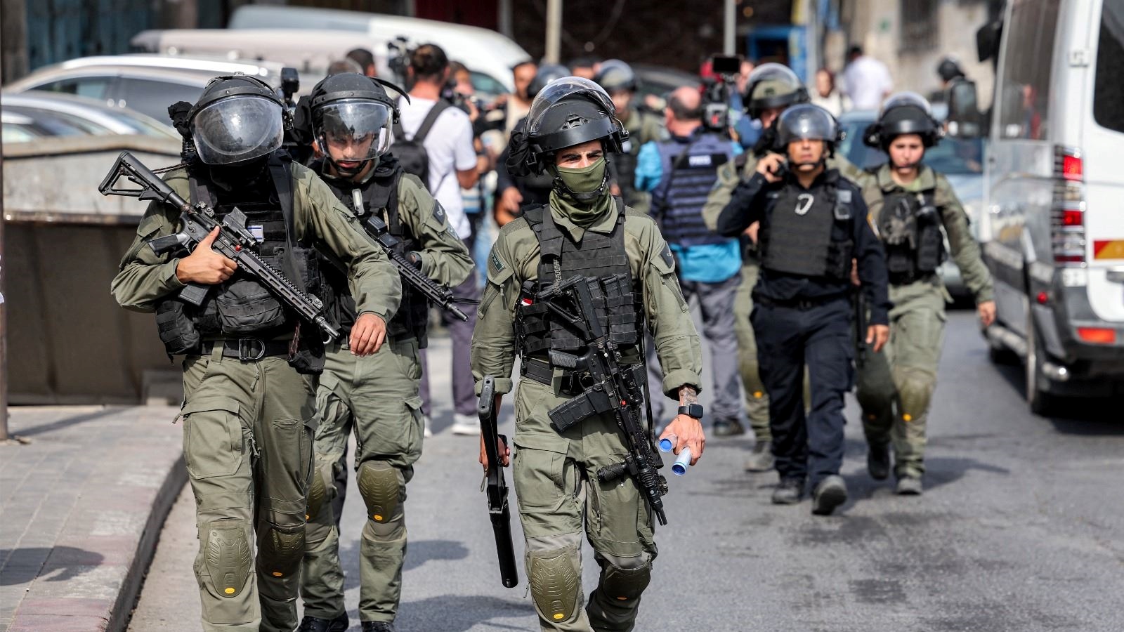 جنود إسرائيليون يمرون بالقرب من باب الأسباط في القدس الشرقية 27 أكتوبر 2023