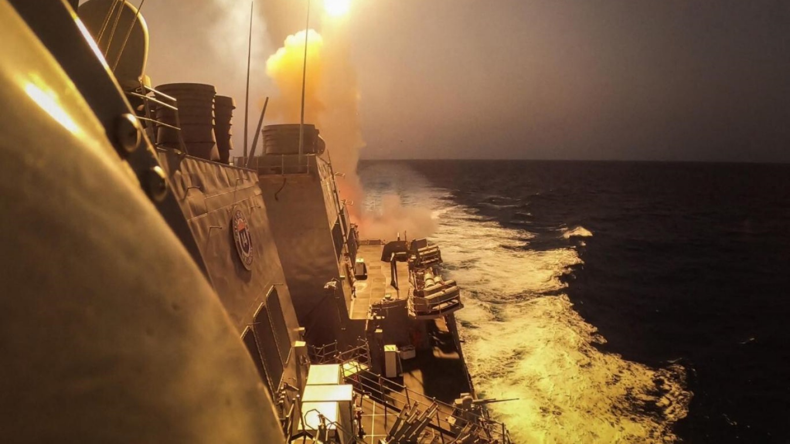 سفينة تابعة للبحرية الأميركية في البحر الأحمر أسقطت صواريخ وطائرات مسيرة أطلقها الحوثيون