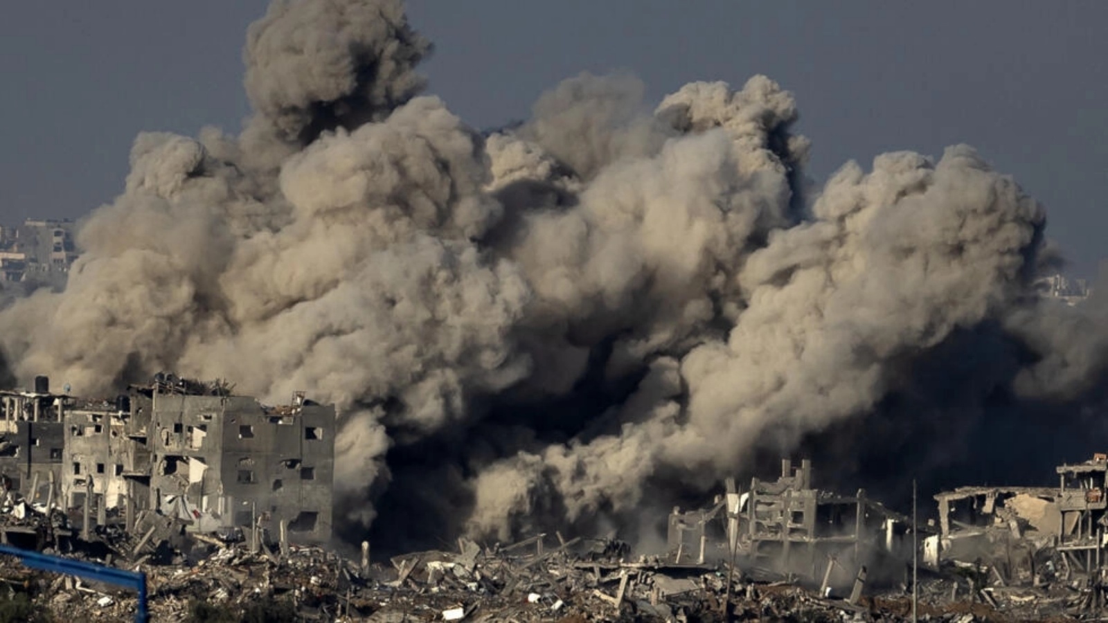 أعمدة الدخان ترتفع شمال قطاع غزة جراء قصف إسرائيلي، 15 نوفمبر 2023.