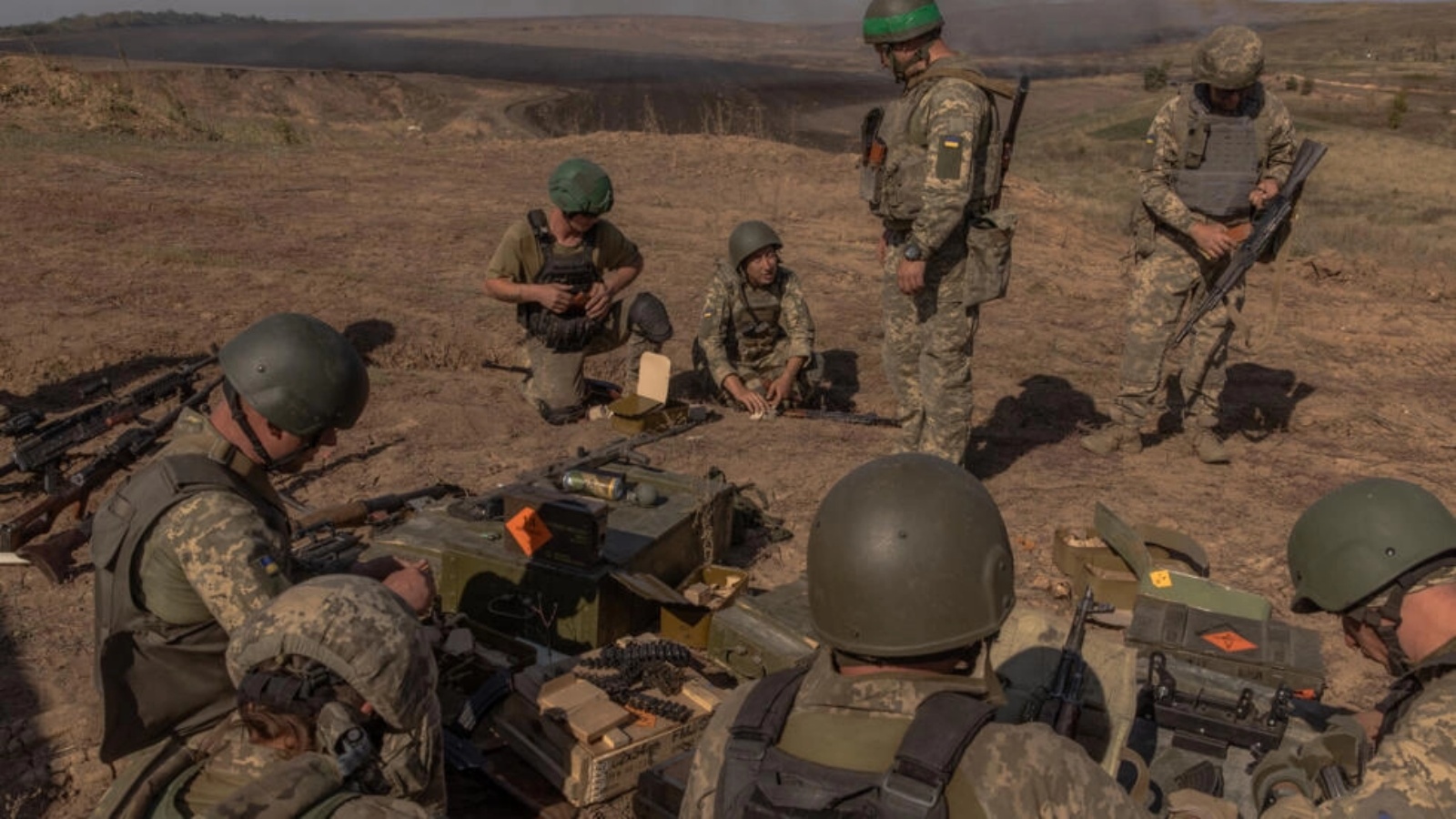 أعضاء أوكرانيون من كتيبة OPFOR (القوة المعارضة) يقومون بإعداد الذخائر أثناء مشاركتهم في تدريب عسكري في منطقة دونيتسك في 26 سبتمبر 2023 