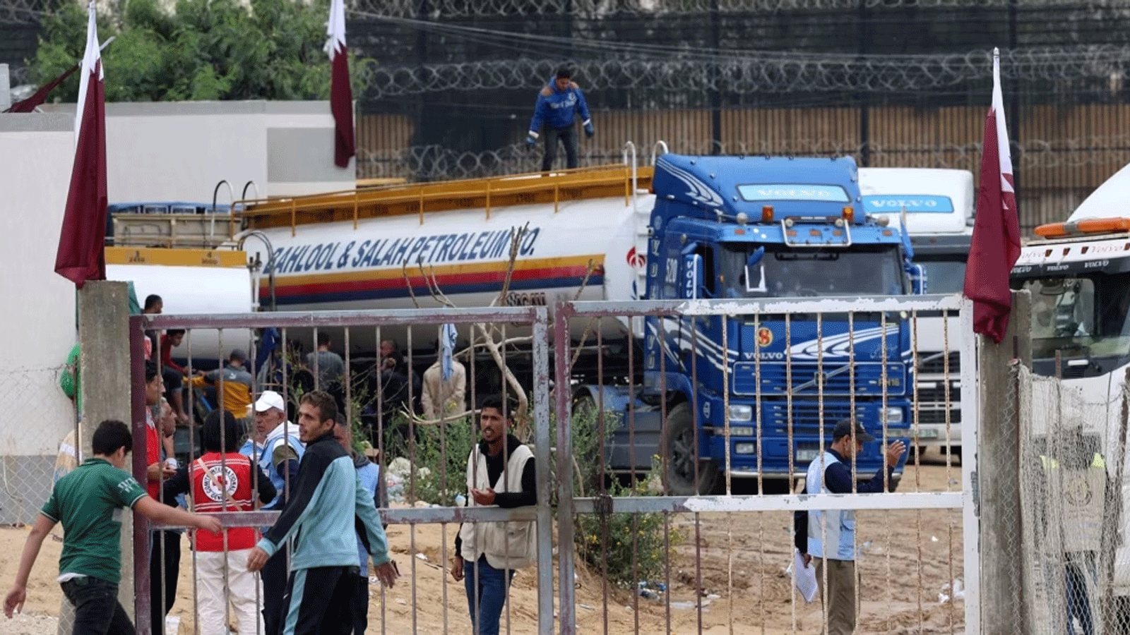 شاحنة محملة بالوقود تستعد للعبور إلى رفح في جنوب قطاع غزة في 15 نوفمبر(تشرين الثاني) 2023، وسط المعارك المستمرة بين إسرائيل وحركة حماس الفلسطينية