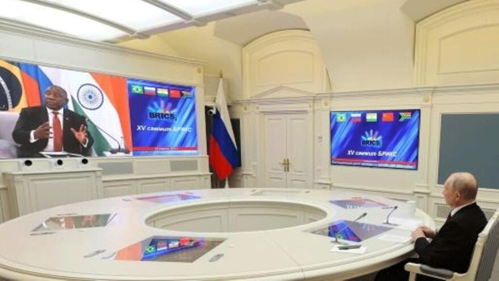 صورة وزعتها وكالة سبوتنيك للأنباء تُظهر الرئيس الروسي فلاديمير بوتين يشارك عبر الفيديو من موسكو في قمة لمجموعة البريكس عُقدت في جوهانسبرغ بجنوب أفريقيا في 24 آب/أغسطس 2023