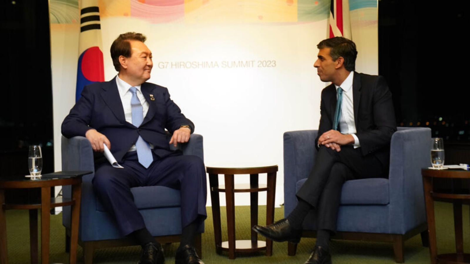 لقاء بين الرئيس الكوري الجنوبي يون سوك يول (يسار) ورئيس الوزراء البريطاني ريشي سوناك على هامش قمة مجموعة السبع في هيروشيما في مايو 2023 