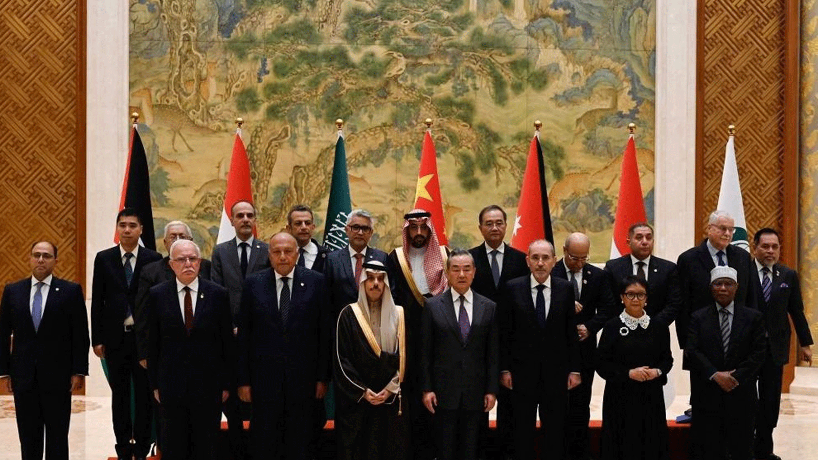 اللجنة الوزارية المنبثقة عن القمة العربية الاسلامية يلتقي وزير خارجية الصين في بكين