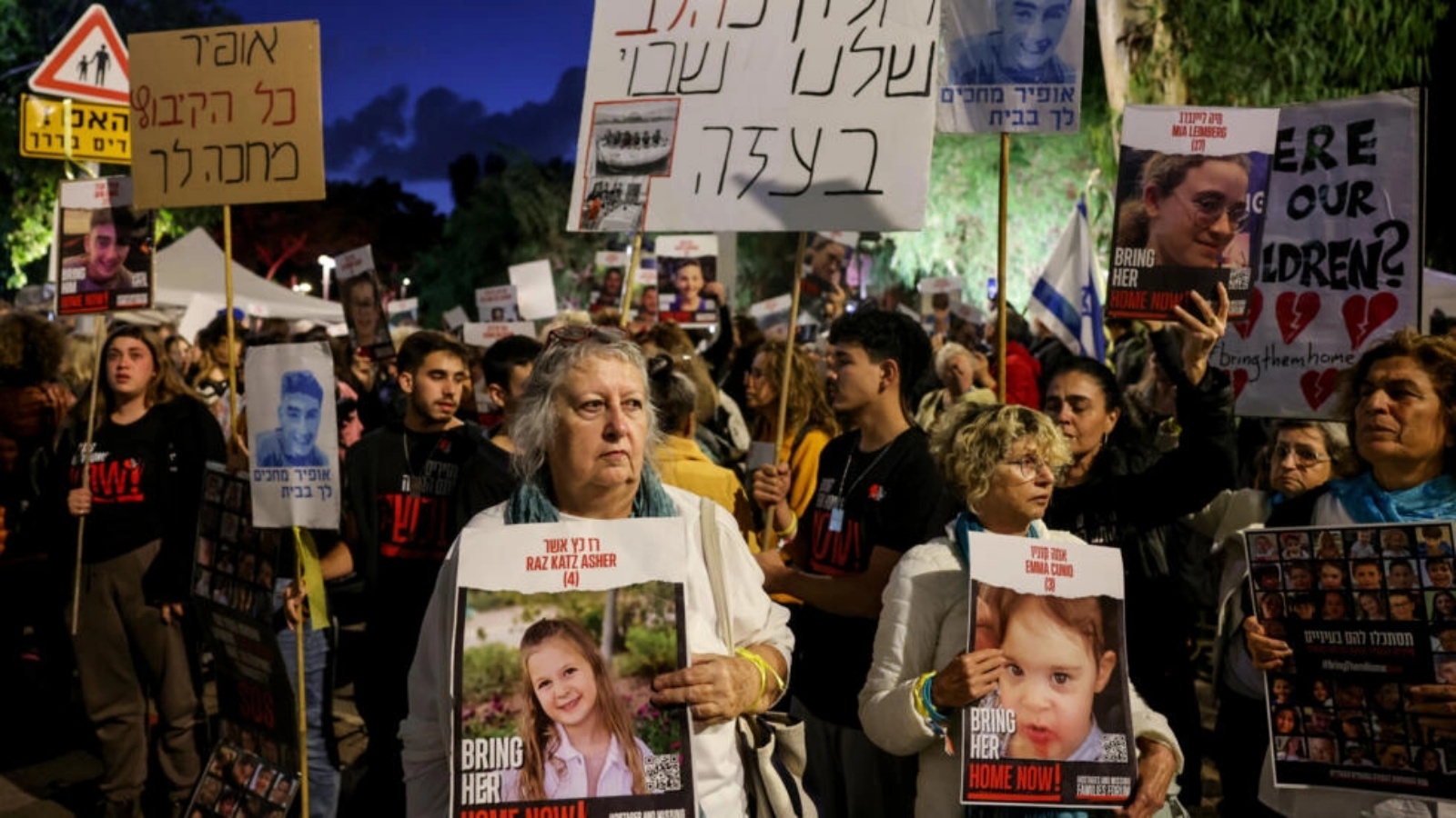 متظاهرون يرفعون صور رهائن في قطاع غزة خلال تحرب في مدينة تل أبيب في 20 نوفمبر 2023 