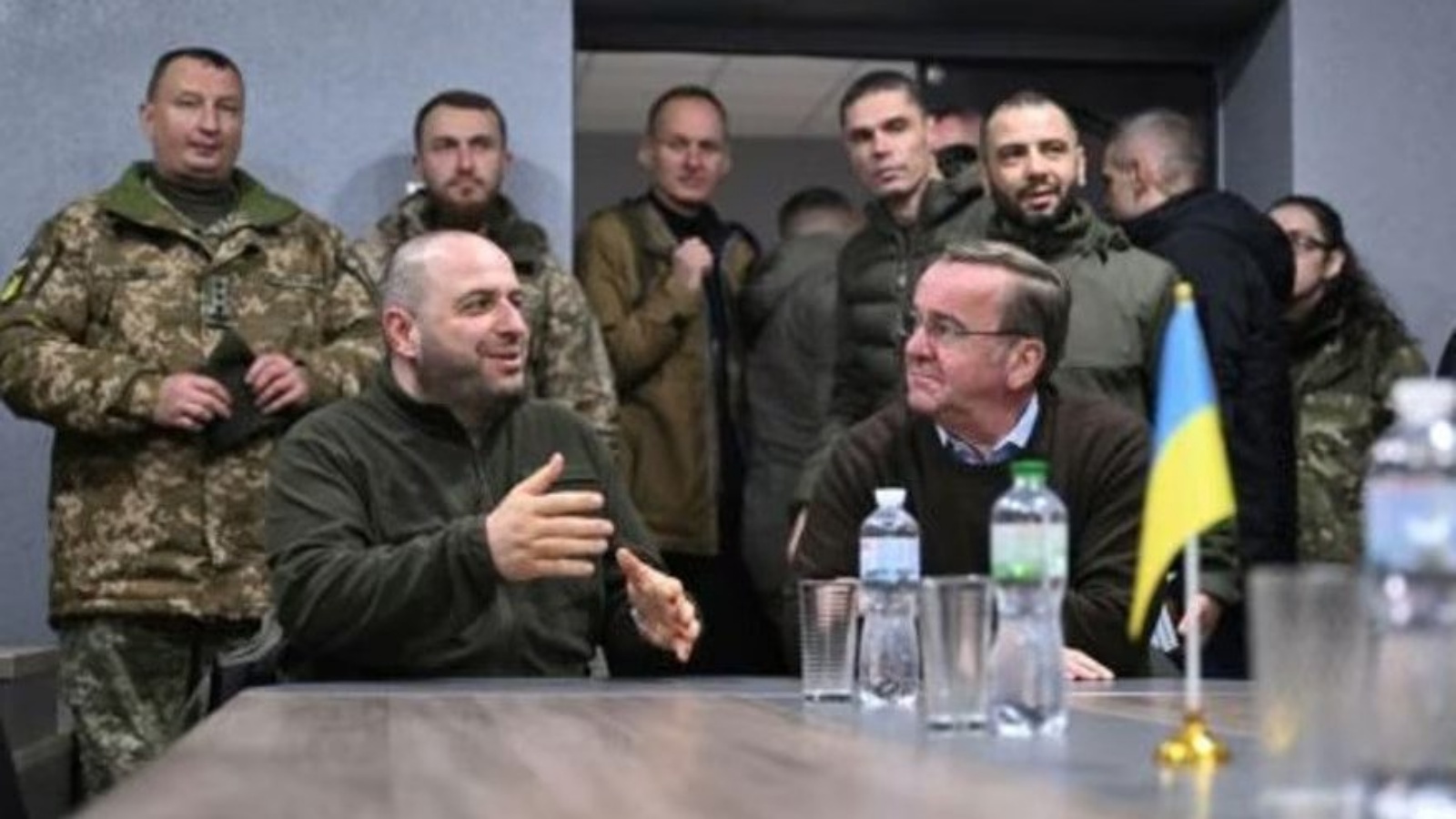  وزير الدفاع الألماني بوريس بيستوريوس (يسار) ونظيره الأوكراني رستم أوميروف (يمين) خلال زيارة لمركز تدريبي قرب كييف في 21 نوفمبر 2023 