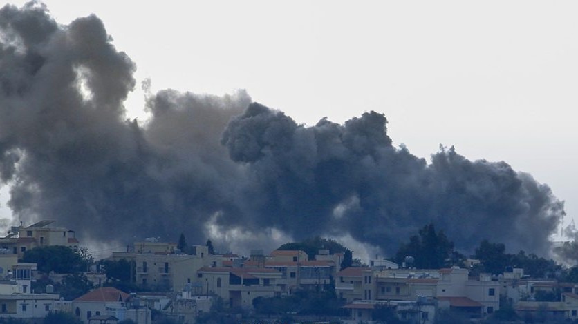 دخان القصف الإسرائيلي العنيف لقرى الجنوب اللبنانية المحاذية للخط الأزرق على الحدود اللبنانية - الإسرائيلية