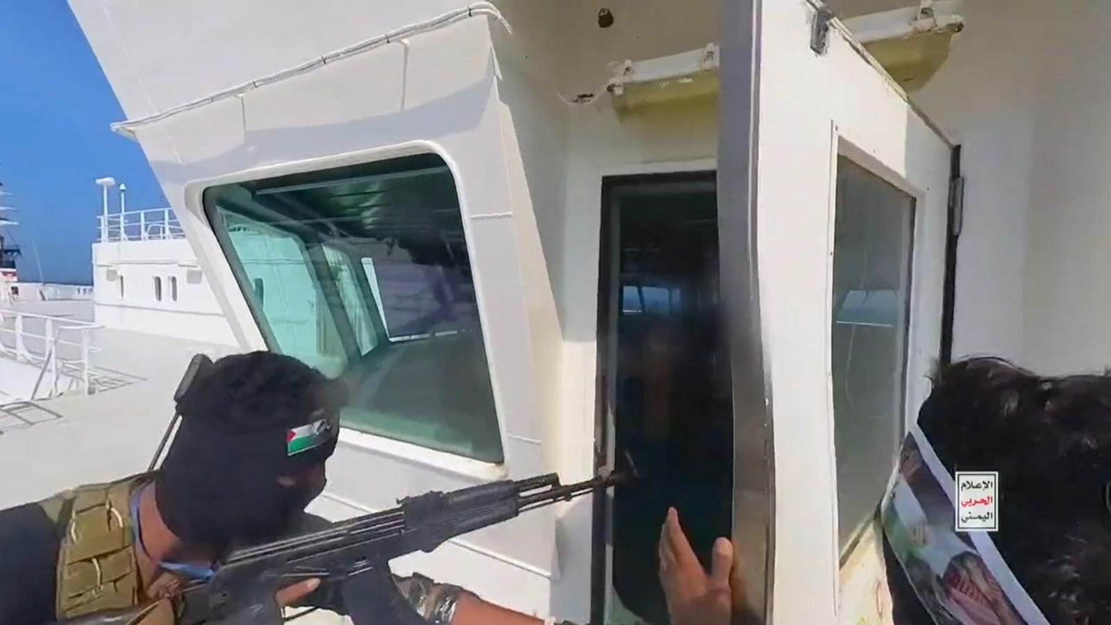 مسلح حوثي يقتحم قمرة قيادة السفينة المختطفة يوم الأحد الماضي