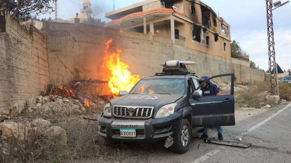 ألسنة اللهب قرب سيارة صحفية في قرية يارون الحدودية بجنوب لبنان