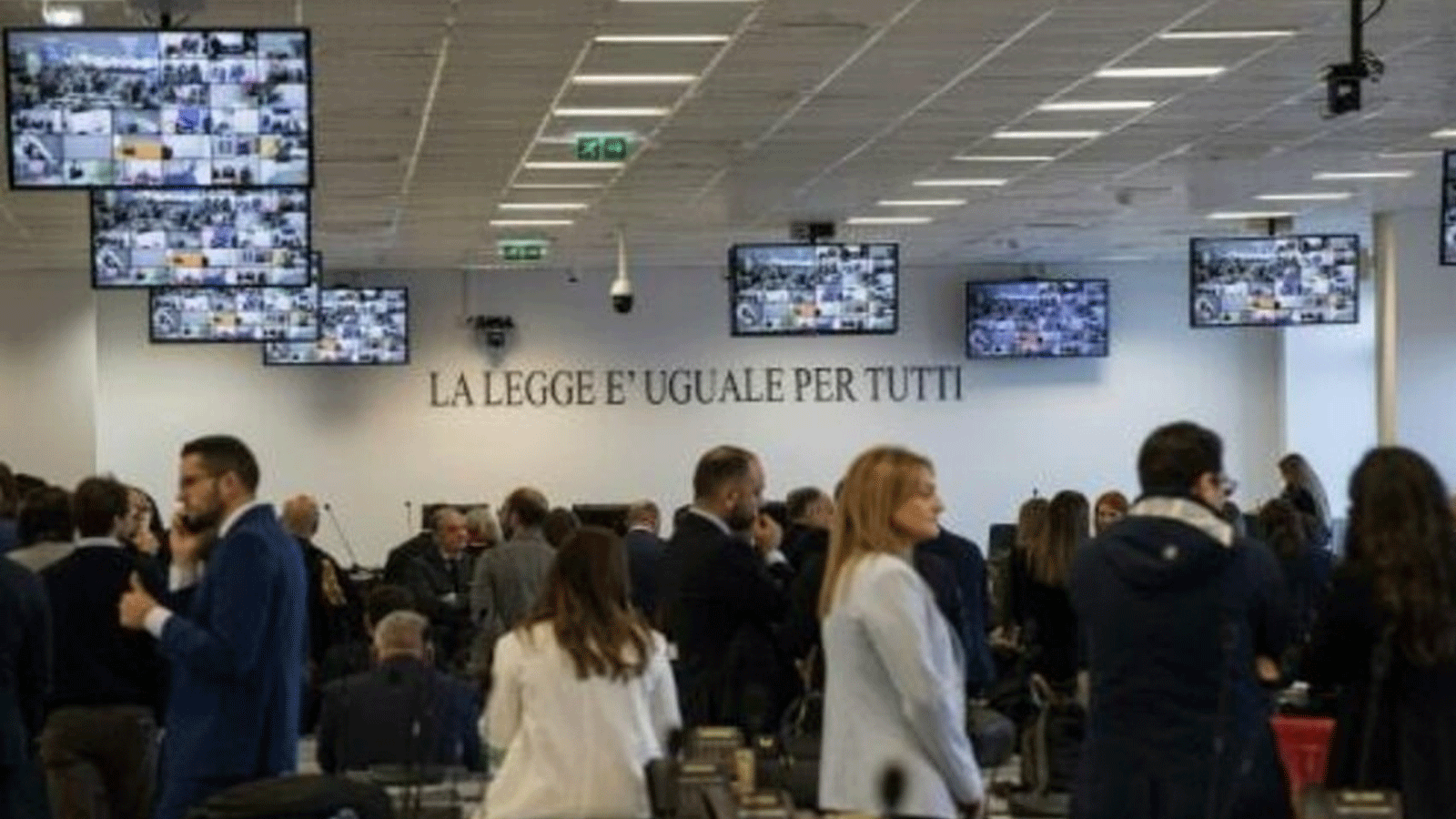  محامون ينتظرون تلاوة الحكم في محاكمة المافيا ندرانغيتا في لاميزيا تيرمي في إيطاليا في 20 تشرين الثاني/نوفمبر 2023