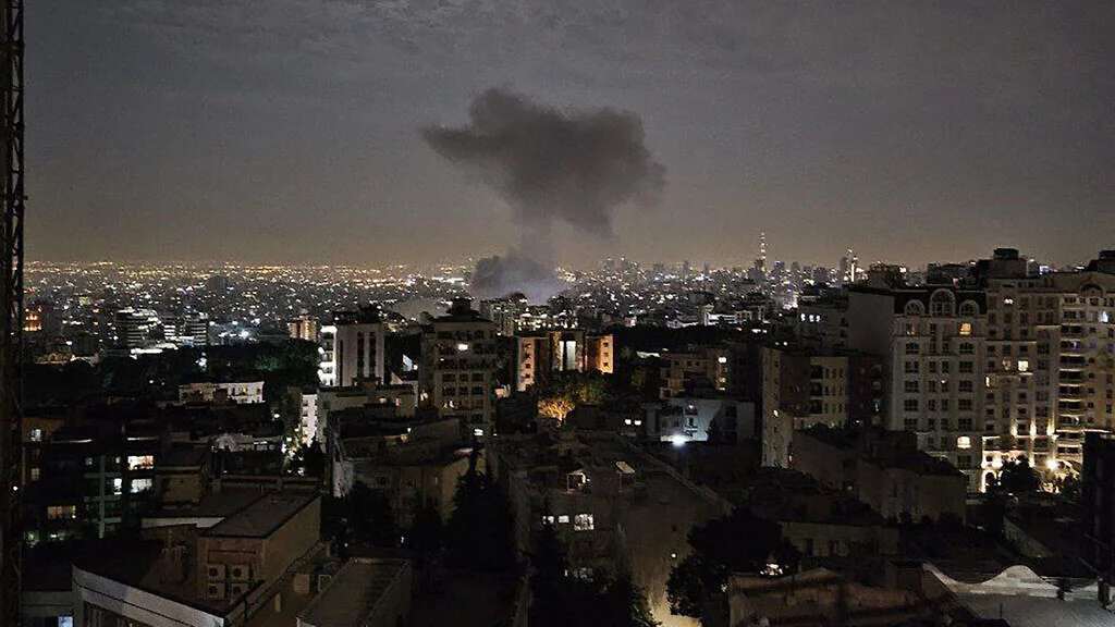 دخان يتصاعد من موقع في العاصمة الإيرانية طهران، بعد ضربة إسرائيلية مباغتة فجر 13 حزيران (يونيو) 2025، ضمن عملية 
