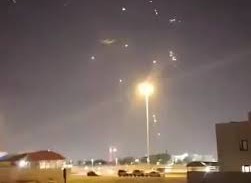 لقطة لعدد من الصواريخ الإيرانية في سماء العاصمة القطرية