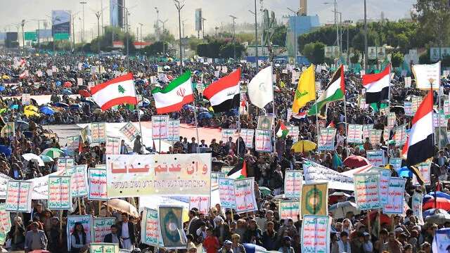 بين الأعلام والهتافات، يعبّر يمنيون عن تضامنهم مع غزة، في وقت تُركوا فيه وحيدين يواجهون الضربات من دون مظلة الحليف الإيراني