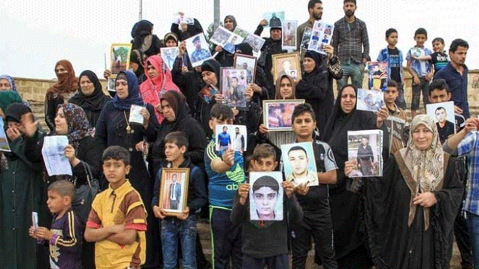 عائلات عراقية تتظاهر مطالبة الحكومة بالكشف عن مصير اينائها المختطفين من قبل المليشيات المسلحة (تويتر)