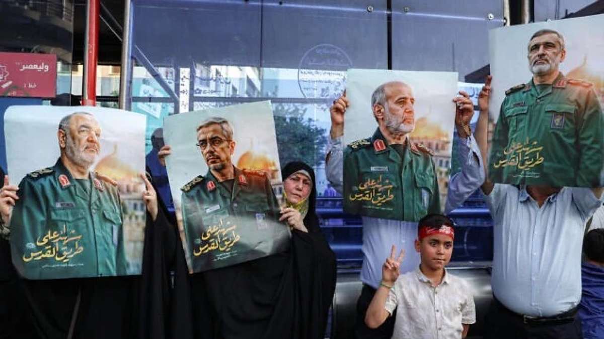 متظاهرون في طهران يحملون صور قادة كبار في الحرس الثوري الإيراني، بينهم حسين سلامي، محمد باقري، غلام علي رشيد، وأمير علي حاجي زاده، الذين قُتلوا في الضربات الإسرائيلية الأخيرة، خلال مسيرة تضامنية مع النظام، تزامنت مع احتفالات عيد الغدير في ميدان إنغلاب، بتاريخ 14 حزيران (يونيو) 2025
